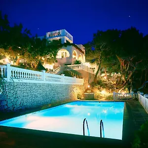 hostal-los-pinos-cala-sant-vicenc-mallorca.allmallorcahotels.com/